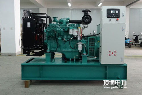 一台750kW柴油发电机组工作小于100h，起动排气管有大量白烟